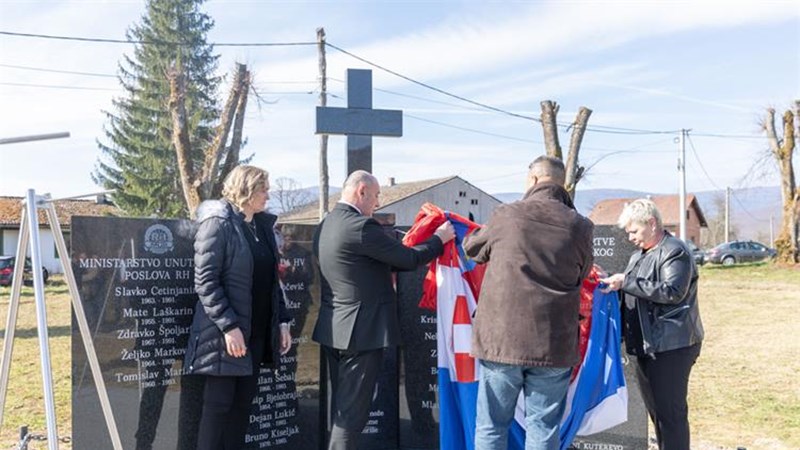 Medved otkrio spomenik 29-orici hrvatskih branitelja, redarstvenika i civila